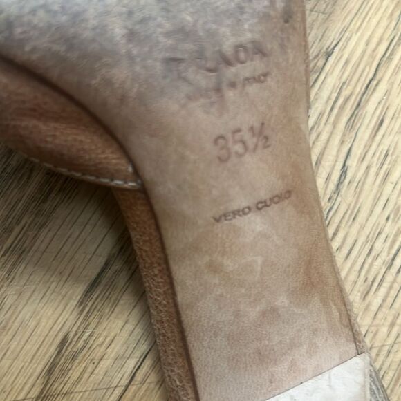 PRADA BUCKLE  KITTEN HEEL POINTED TOE MULE‎ SANDALS SIZE 35 1/2 - Picture 4 of 5